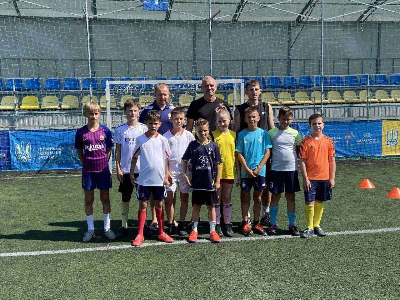 Відомі українські футболісти провели тренування для дітей-переселенців із Херсонщини у Києві