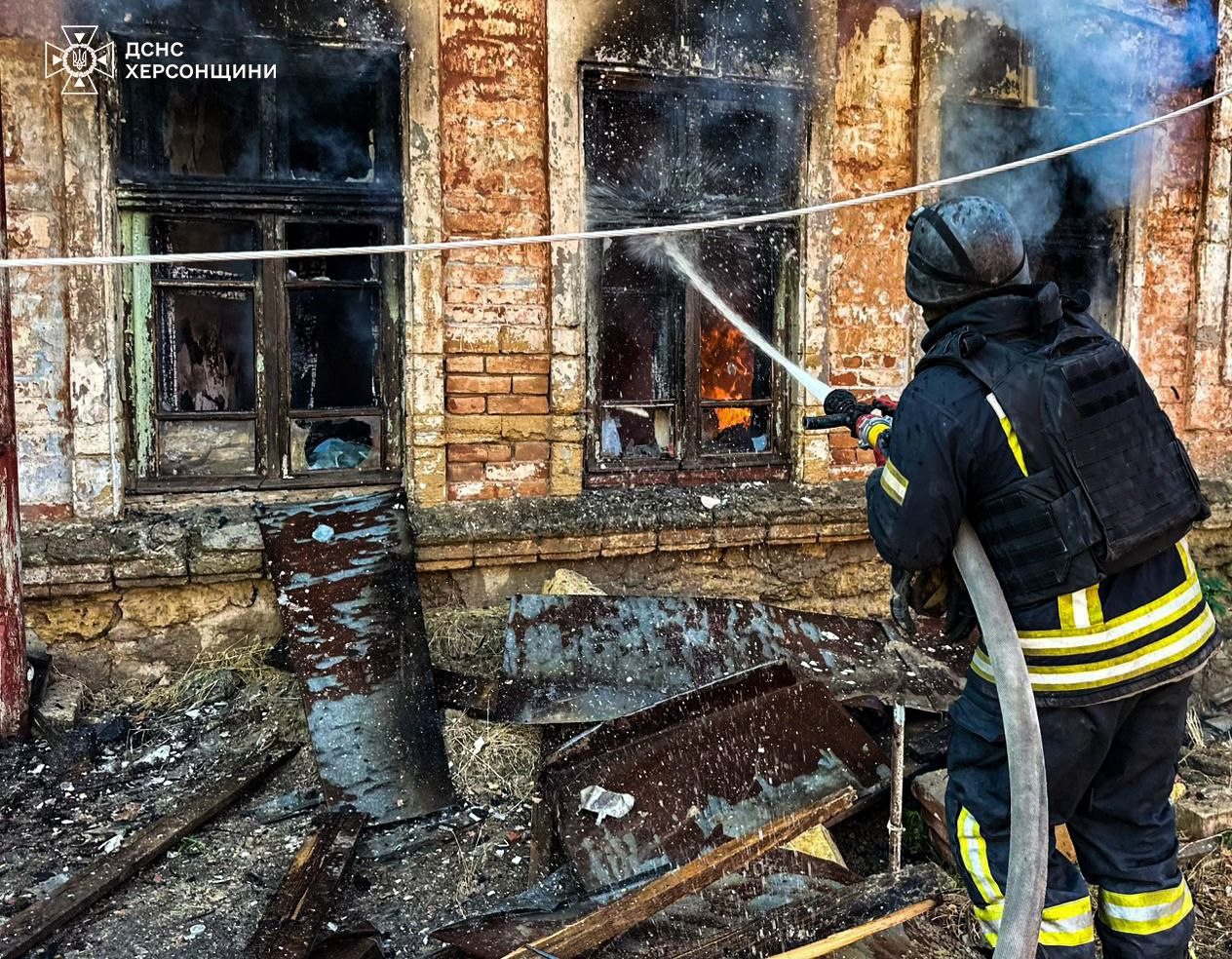 Херсонщині, добу, сталося, 19 пожеж, 7 через обстріли, рятувальники, вогнеборці, ДСНС, ліквідація, загорянь, ворожі, атаки, палали, приватні, житлові, будинки, господарчі, споруди, нежитлові, будівлі, місцева, пожежна, охорона,, гасили, займання, екосистемах