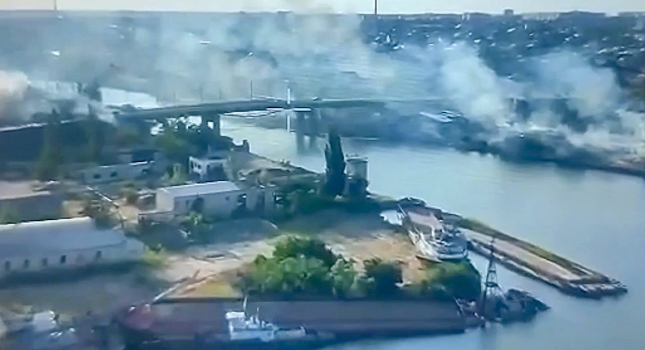 Російські, авіаудари, Херсону, зруйноване, сполучення, мікрорайоном, Острів, складнощі, логістикою, влада, закликала, евакуації, мікрорайону, Корабел