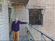 Атака дрона пошкодила багатоповерхівку в Центральному районі Херсона (ВІДЕО)