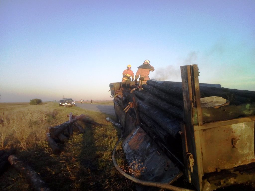 В Ивановском районе на трассе загорелся грузовик с древесиной