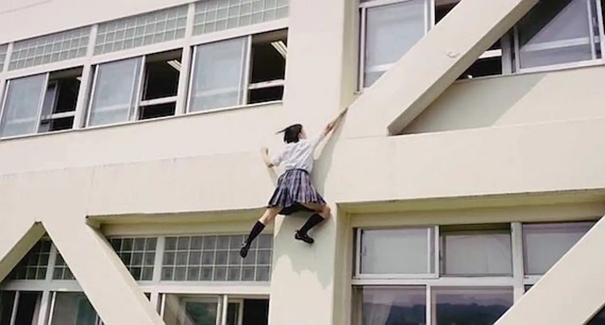 На Херсонщине студентка сорвалась со стены общежития