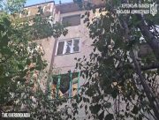 Росіяни вдарили по житловому будинку в Херсоні, 14-річна дівчина у вкрай важкому стані