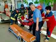 Херсонські рятувальники допомогли літньому чоловіку дістатися швидкої Херсонські рятувальники допомогли літньому чоловіку дістатися швидкої