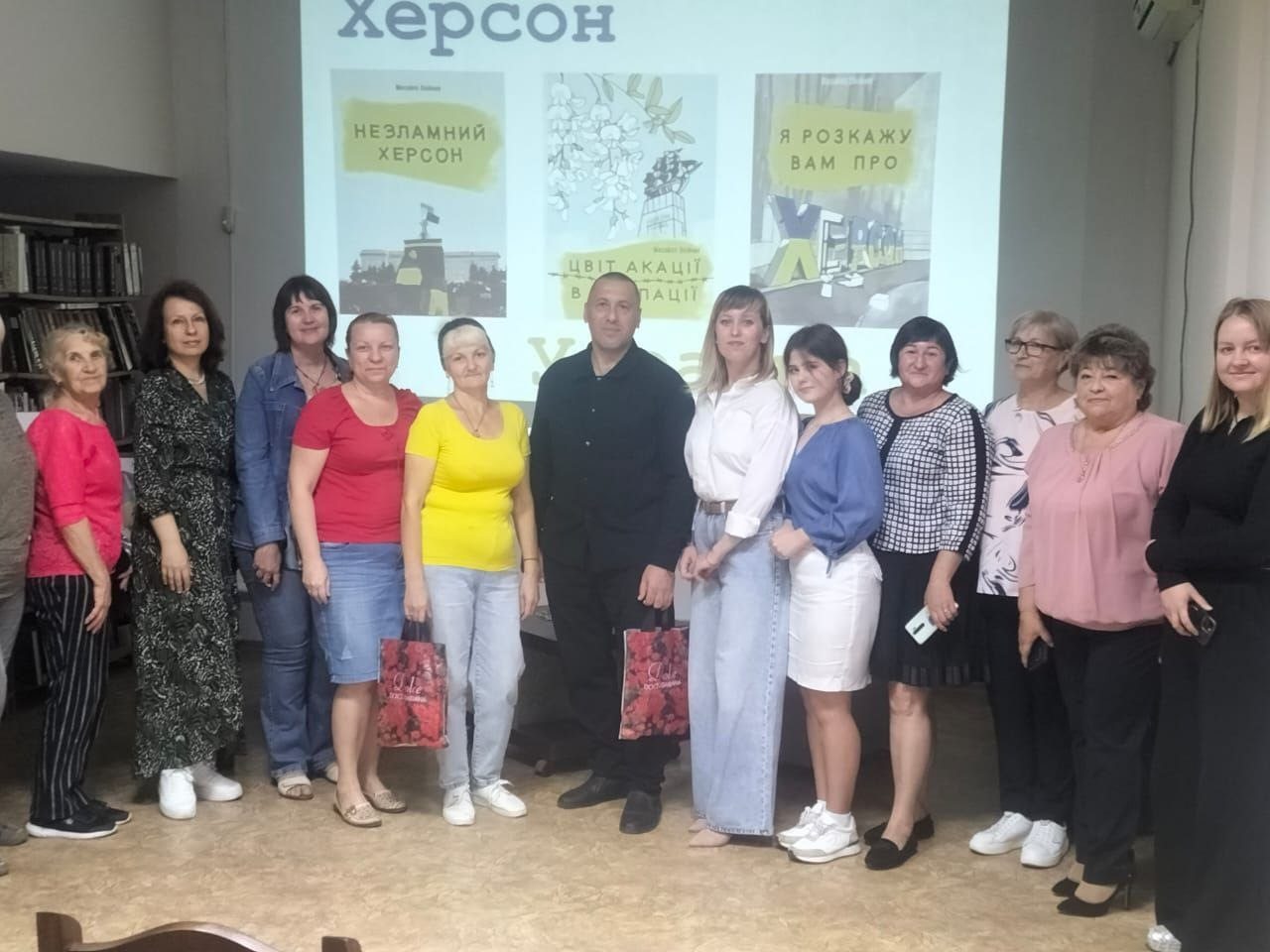 Херсоні, презентували, вишиту, книгу, «Слово на полотні», Центральній, бібліотеці, імені Лесі Українки, відбулася, презентація, унікальної, мистецької, роботи, вишитої, книги, Слово, полотні, майстриня, Ірина, Бабенко, поезіями, відомого, херсонського, автора, Михайла Олійника