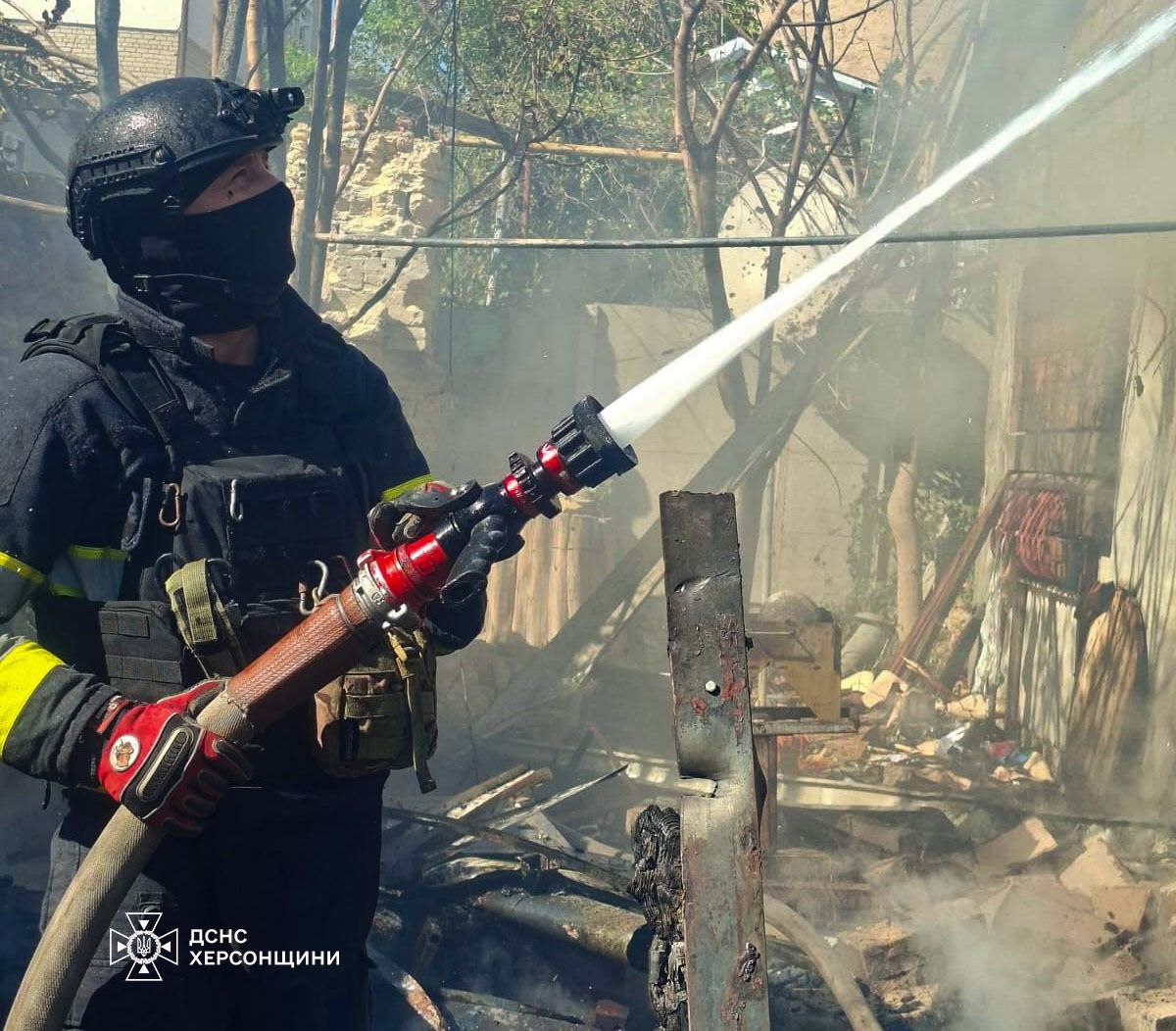 Ворог, обстріляв, Херсон, Благовіщенське, рятувальники, ліквідовували, наслідки, атак, Пожежно-рятувальні, підрозділи, російські, війська, продовжували, нищити, Херсонщину, зайнялися, вогнем, приватні, житлові, будинки