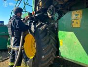 На Херсонщині рятувальники загасили комбайн, який зайнявся в полі
