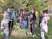 Юні херсонці висадили фруктовий сад біля бібліотеки до Міжнародного дня охорони природи