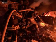 Росіяни знову били по Херсону: рятувальники загасили вогонь