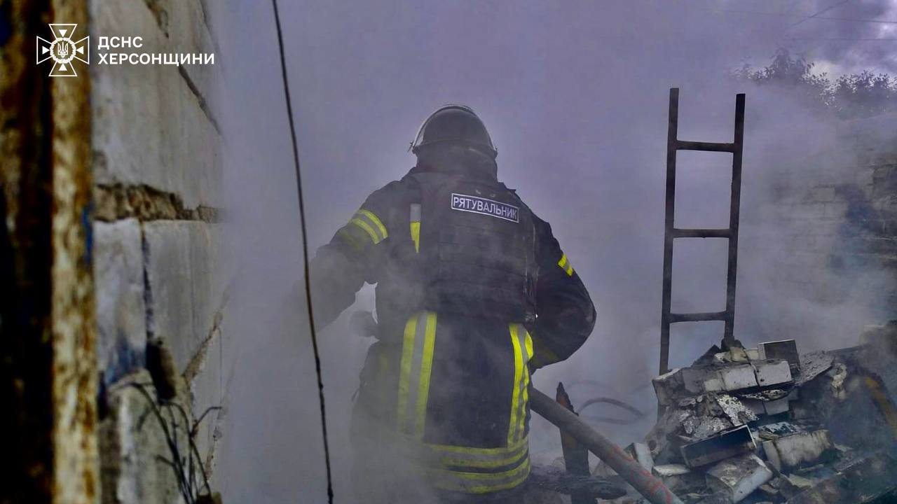 Ворожий, обстріл, спричинив, пожежу, приватному, подвір’ї, Херсоні, займання, господарчої, споруди, рятувальники