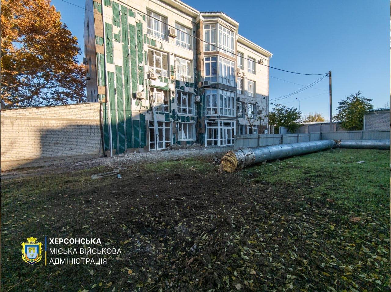 Російська, артилерія, знову, обстріляла, центр, Херсона, Внаслідок, артилерійського, обстрілу, пошкоджено, житлові, будинки, заклад, освіти, офісні, приміщення, Херсонська міська військова адміністрація