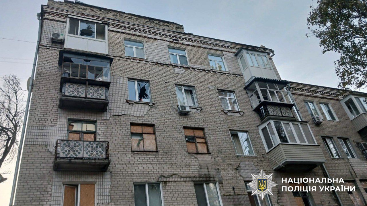 Обстріли, Херсонщини, загиблий, поранені, пошкоджені, соціальні, об’єкти, Ворог, вогонь, артилерії, мінометів, застосовував, безпілотники, різних, типів, 30 жовтня, російська, армія, атакувала, деокуповані, населені, пункти, Херсонського, Бериславського, районів, обстрілу, Центрального, району, Херсона, тяжке, поранення, отримав, 65-річний, чоловік, помер, лікарні