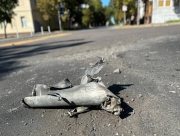 Росіяни вдарили з артилерії по Херсону, важко поранена літня жінка