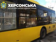 Російські дроноводи атакували тролейбус у Херсоні