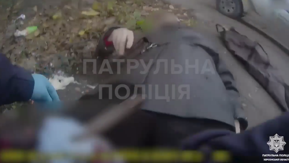 Патрульні, врятували, поранену, жінку, під час, обстрілу, Херсона, Херсоні, патрульні, поліцейські, врятували, жінку, постраждала, внаслідок, чергового, російського, обстрілу, міста, Екіпаж, патрульних, оперативно, прибув, місце події, надав, постраждалій, домедичну допомогу, наклав, турнікет, жінку, терміново, доправили, медичного, закладу.