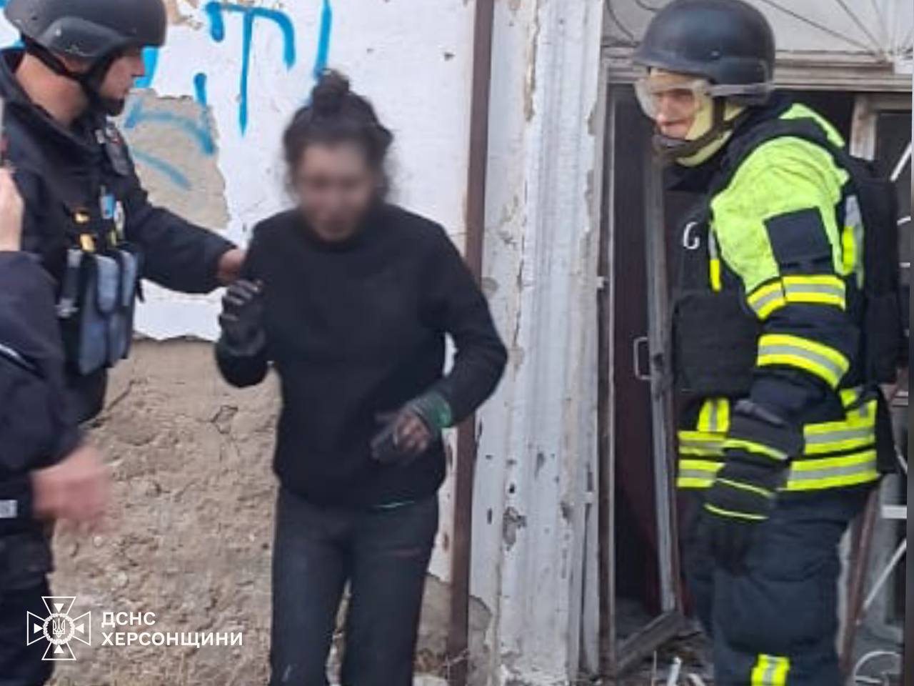 Жінку, витягли, задимленої, будівлі, після, ворожого, удару, по Херсону, Сьогодні, 27 листопада, вранці, російська армія, обстріляла, районів, Херсона, Рятувальники ДСНС,  ДСНС Херсонщини, пожежу, локалізували, ліквідації, пожежі, виявили, задимленому, приміщенні, жінку