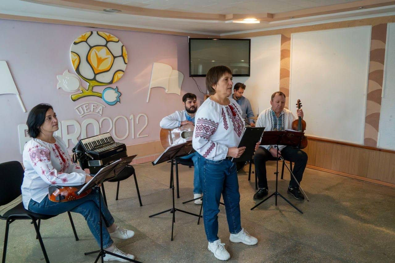 Теплий, концерт, Дня звільнення, Херсона, відбувся, містян, місцях, тимчасового, проживання, межах, відзначення, Дня звільнення Херсона, російської, окупації, херсонців, проживають, місцях тимчасового, розміщення, провели, душевний, творчий, захід, ансамбль, музичних, шкіл, Херсона, керівництвом, директорки, музичної, школи №4, Херсонської міської ради, Любові Корнієнко