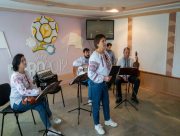 Теплий концерт до Дня звільнення Херсона відбувся для містян у місцях тимчасового проживання