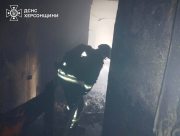 Пожежа в багатоповерхівці Херсона через ворожий удар