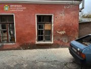 У Херсоні росіяни атакували медзаклад дроном: пошкоджено будівлю та автомобілі