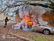 Легковий автомобіль згорів після атаки дрона в Херсоні