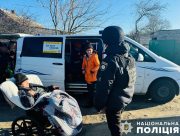 Херсонські поліціянти евакуювали родину з селища Комишани