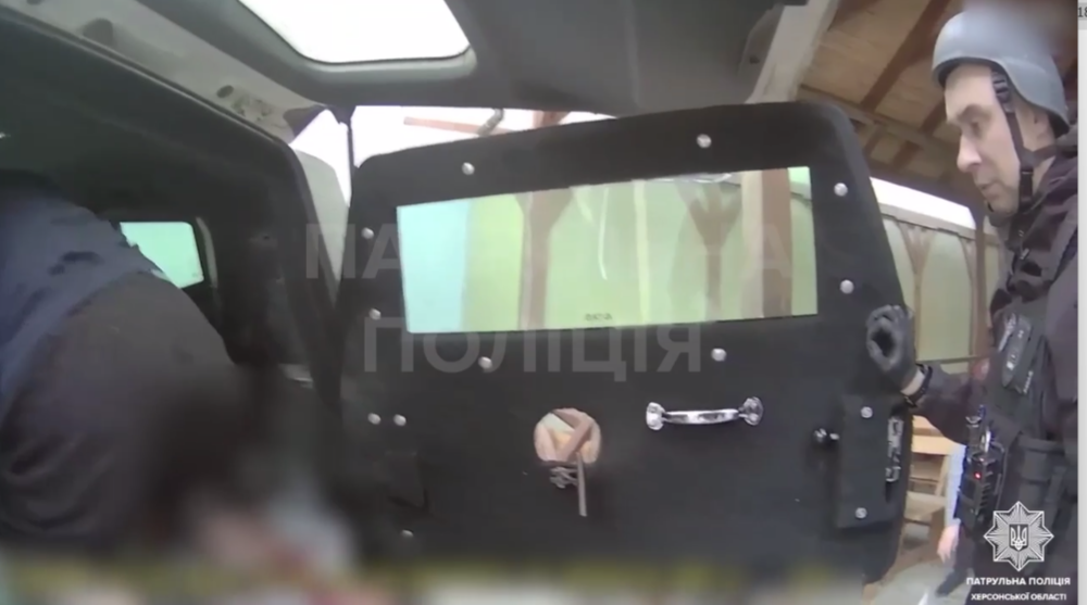 Херсонські, патрульні, врятували, пораненого, чоловіка, після, атаки, ворожого, FPV-дрона, правоохоронці, Інспектори патрульної поліції, оперативно, надали, домедичну, допомогу, наклали, турнікет, зупинили, кровотечу, стабілізації, стану, травмованого, евакуювали, медзакладу, Херсоні, пішохода, поранило, скидання, вибухівки, російського