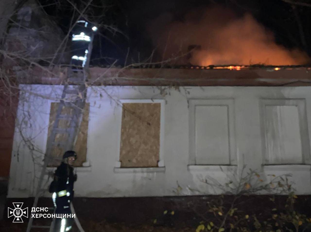 Херсоні, рятувальники, загасили, пожежу, після, нічного, обстрілу, ліквідували, поширення, вогню, інформацією, ДСНС, Херсоні, Уночі, 10 грудня, російські, війська, обстріляли, районів Херсона, загорівся, одноповерховий, житловий, будинок