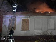 У Херсоні рятувальники загасили пожежу після нічного обстрілу