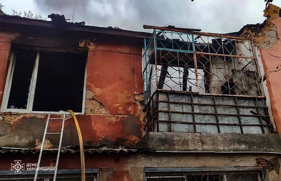ДСНС Херсонщини, врятувала, людину, під час, ліквідації, пожеж, після, атаки РФ, пожежно-рятувальні, підрозділи, оперативно, прибули, місця викликів, приступили, ліквідації, загорянь, Херсоні, 6 грудня, внаслідок, чергових, ворожих, атак, спалахнули, кілька, пожеж, горіли, квартири, дах, двоповерхового, житлового, будинку, господарча, споруда