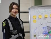 Арт-зустріч у Херсоні допомагає жінкам-поліцейським та родинам загиблих відновити емоції