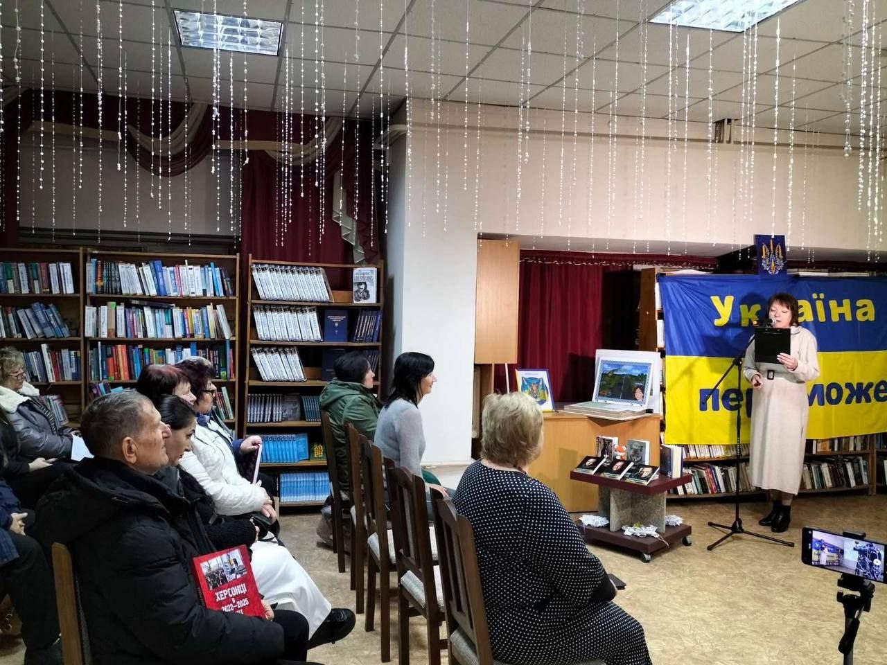 Херсоні, відбувся, волонтерський, захід, межах, фестивалю, Книжковий Миколай, музичний, виступ, викладача, вокальної, студії, Херсонського обласного Палацу культури, Ігоря Ситника, Центральній міській бібліотеці імені Лесі Українки, пройшов, захід, Людина починається з добра, стартом, другого дня, Південного фестивалю, книги та читання