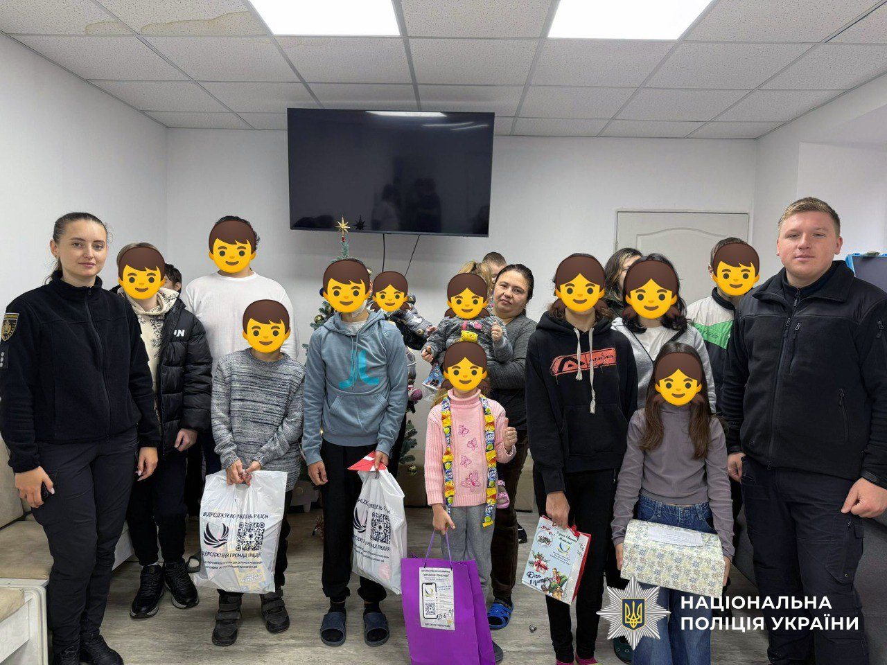 Добро, свято, поліцейські, волонтери, подарували, радість, дітям, лікарнях, Херсонщини, Працівники, ювенальної, превенції, дільничні, офіцери, поліцейські, громад, представниками, благодійного фонду, Відродження громад півдня, Херсонській області, поліцейські, благодійниками, долучилися, Всеукраїнської, акції, Миколай у лікарні, відвідали дітей, проходять лікування, громадах області