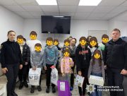 Добро на свято: поліцейські та волонтери подарували радість дітям у лікарнях Херсонщини
