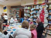 Маленькі херсонці створюють свічки для фронту