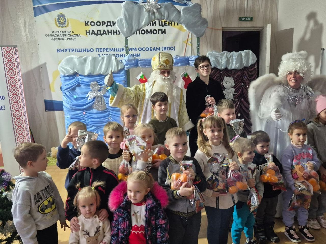 Свято Миколая, юних переселенців, Херсонщини, Кривому Розі, Криворізький міський театр ляльок, координаційному, центрі, Вільні разом, відбувся, святковий, захід, дітей-переселенців