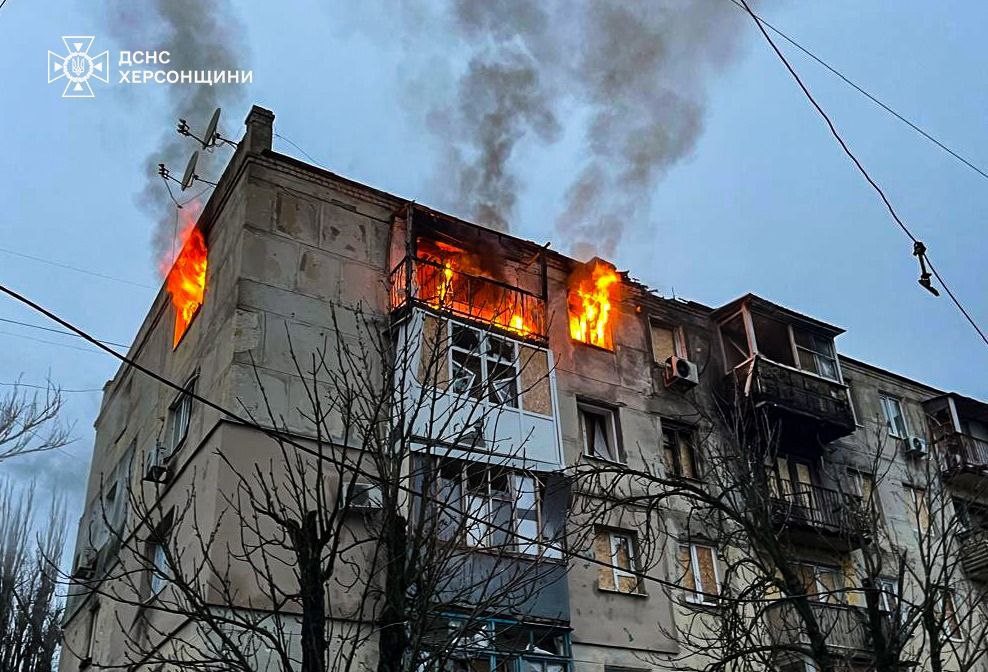 Російський, дрон, спричинив, пожежу в херсонській багатоповерхівці, Рятувальники, ДСНС, атака безпілотника, Російські, війська, продовжують, обстрілювати, Херсон, завдаючи, ударів, мирних, житлових, районах